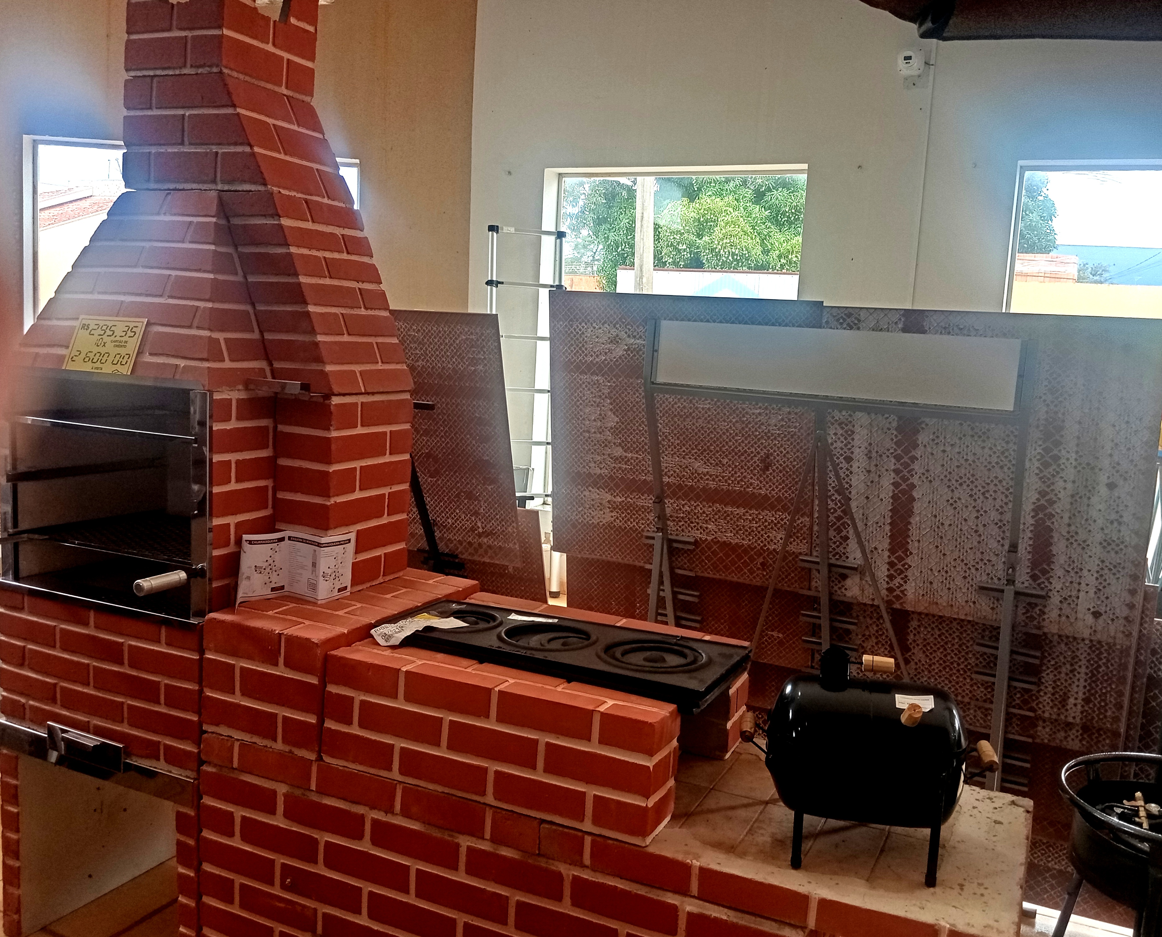 foto de materiais de construção como cimento, tijolos, ferragens e ferramentas